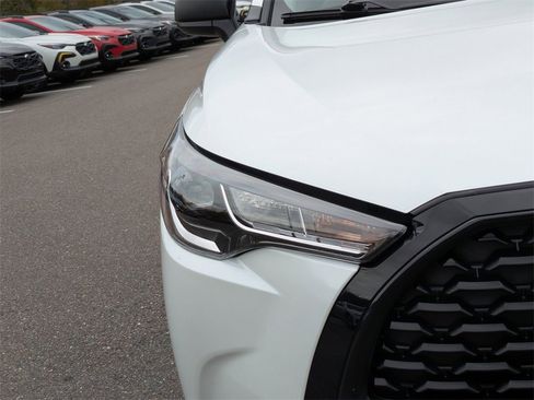 Used 2025 Toyota Corolla Cross L image 9