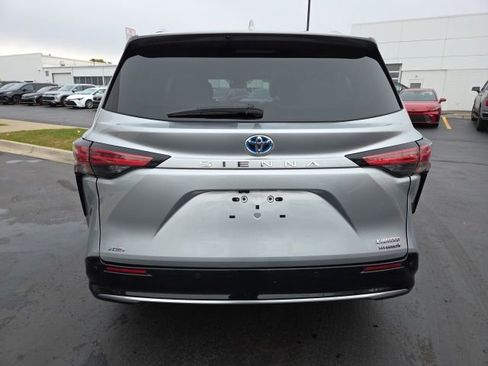 Used 2021 Toyota Sienna Limited image 7