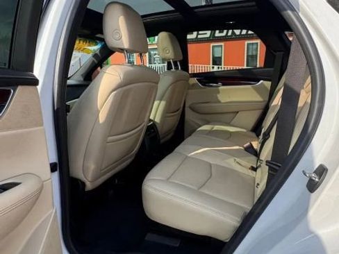 Used 2018 Cadillac XT5 Luxury w/ Driver Awareness Package FWD image 9