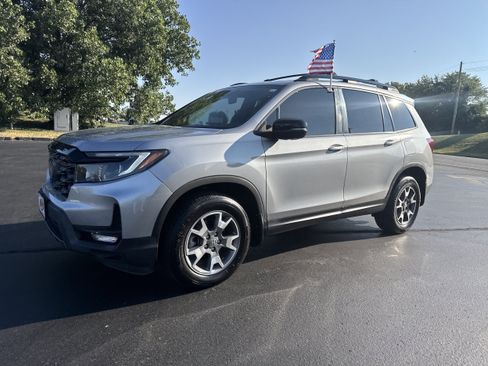 Used 2022 Honda Passport TrailSport image 2