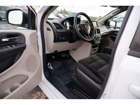 Used 2018 Dodge Grand Caravan SE w/ UConnect Hands-Free Group image 13