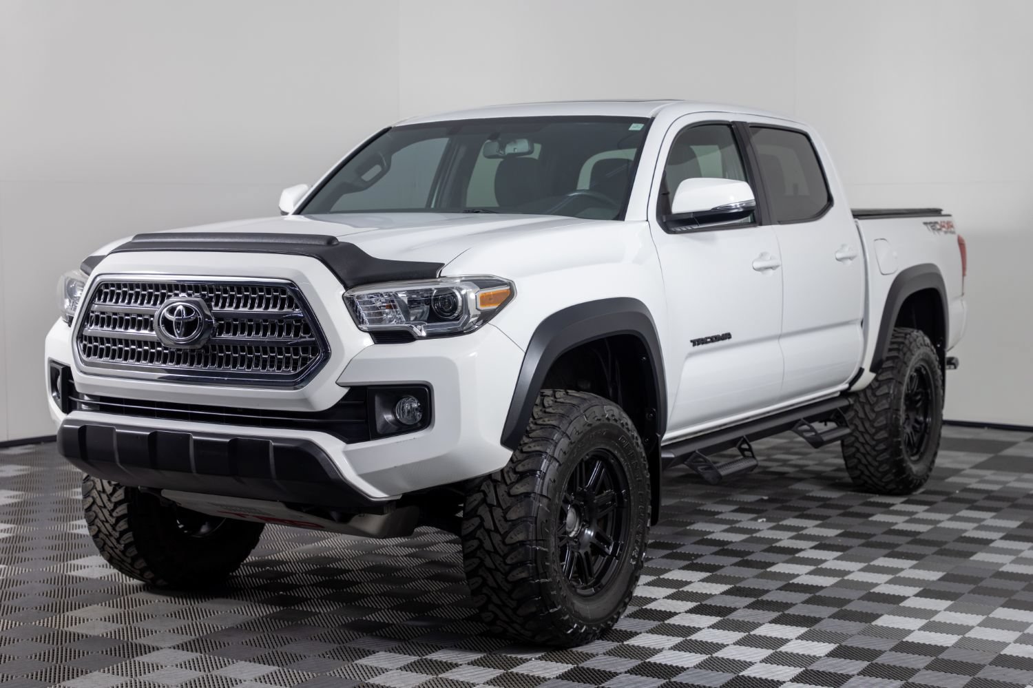 Used 2017 Toyota Tacoma TRD Off-Road w/ Premium & Technology Package AWD/4WD image 2
