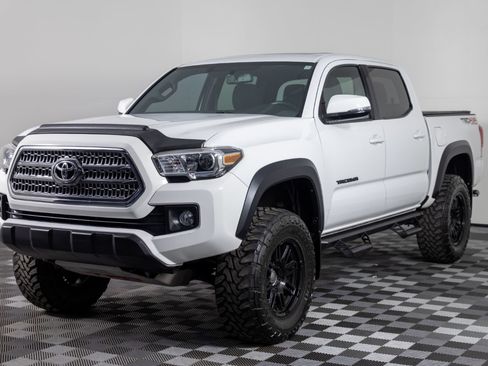 Used 2017 Toyota Tacoma TRD Off-Road w/ Premium & Technology Package AWD/4WD image 2