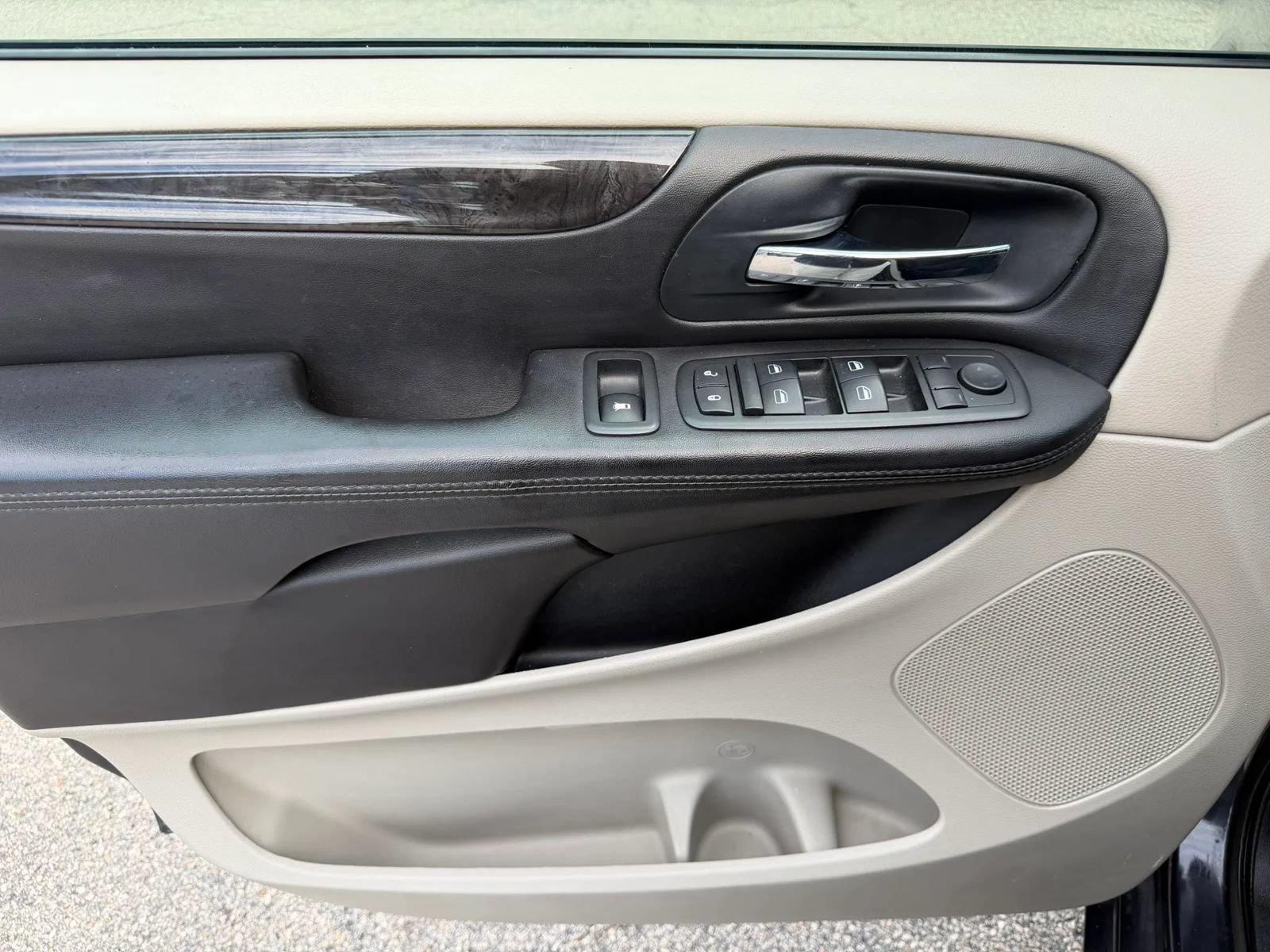 Used 2013 Dodge Grand Caravan SXT w/ UConnect Hands-Free Group FWD image 9