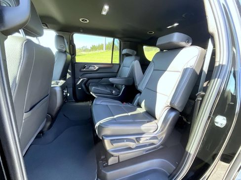Used 2025 GMC Yukon XL Denali AWD/4WD image 21