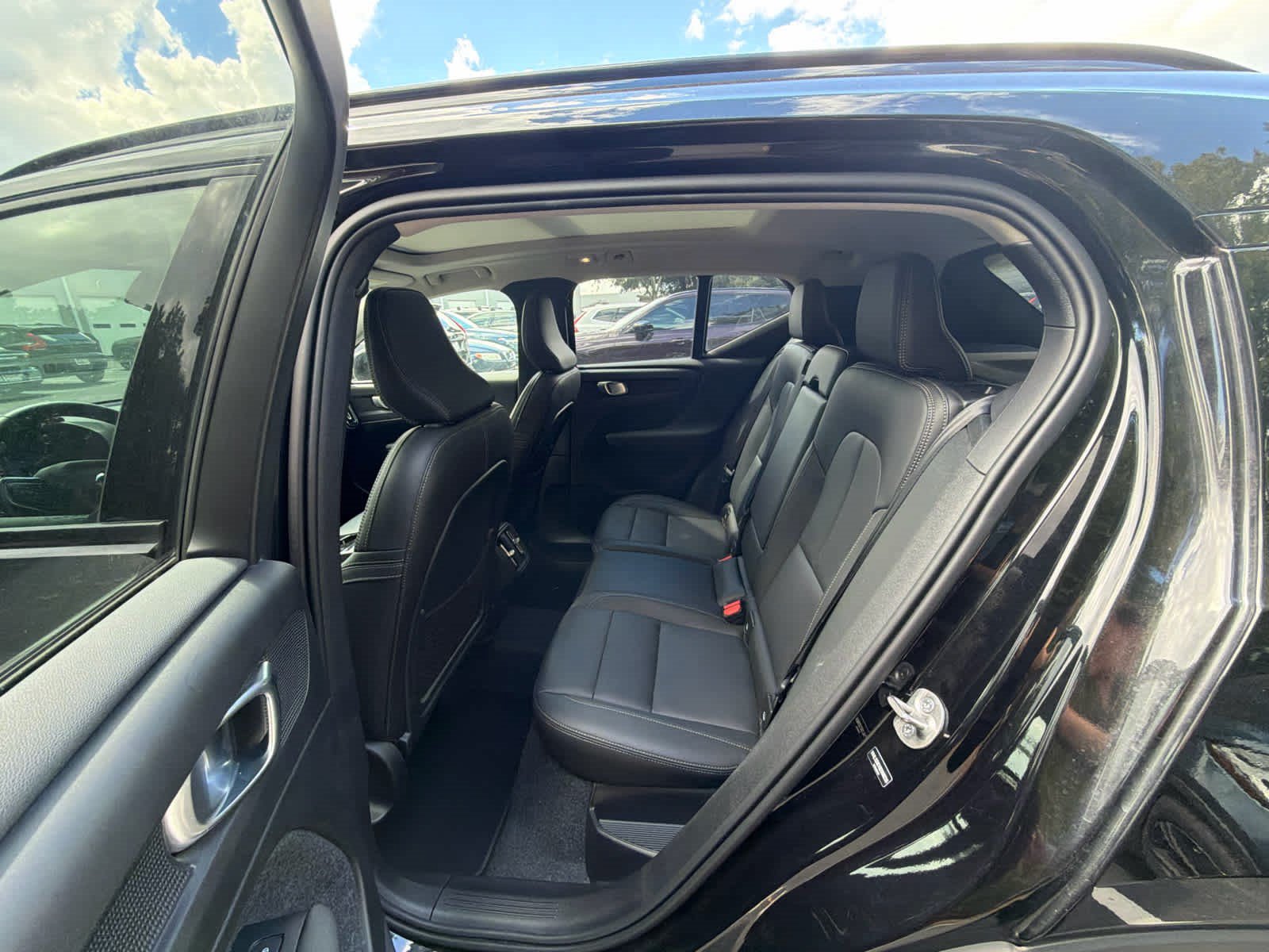 Used 2025 Volvo XC40 B5 Plus AWD/4WD image 24