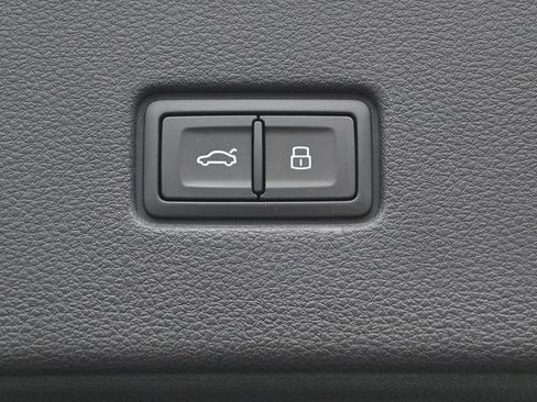 Used 2023 Audi Q8 Premium image 32