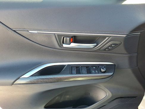 Used 2021 Toyota Venza XLE w/ Softex Package image 12