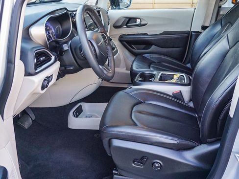 Used 2024 Chrysler Pacifica Touring-L image 18