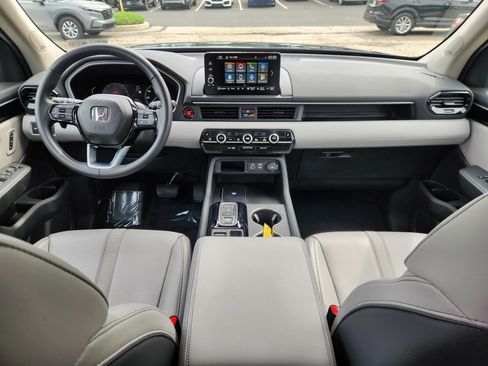 Used 2025 Honda Pilot Touring image 8