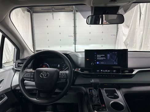Used 2025 Toyota Sienna LE FWD image 16