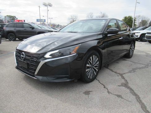Used 2024 Nissan Altima 2.5 SV w/ SV Premium Package image 1