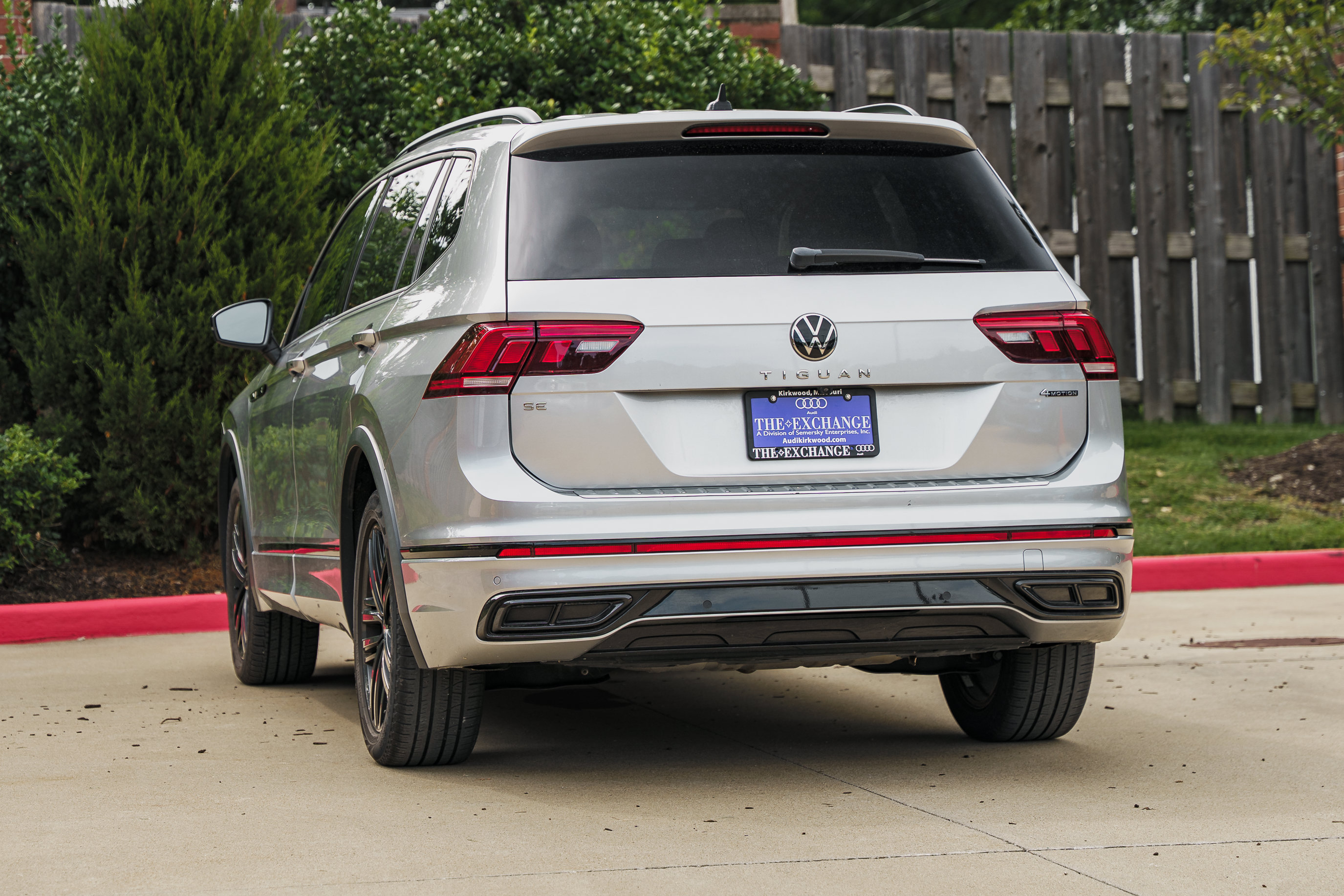 Used 2022 Volkswagen Tiguan SE R-Line AWD/4WD image 4
