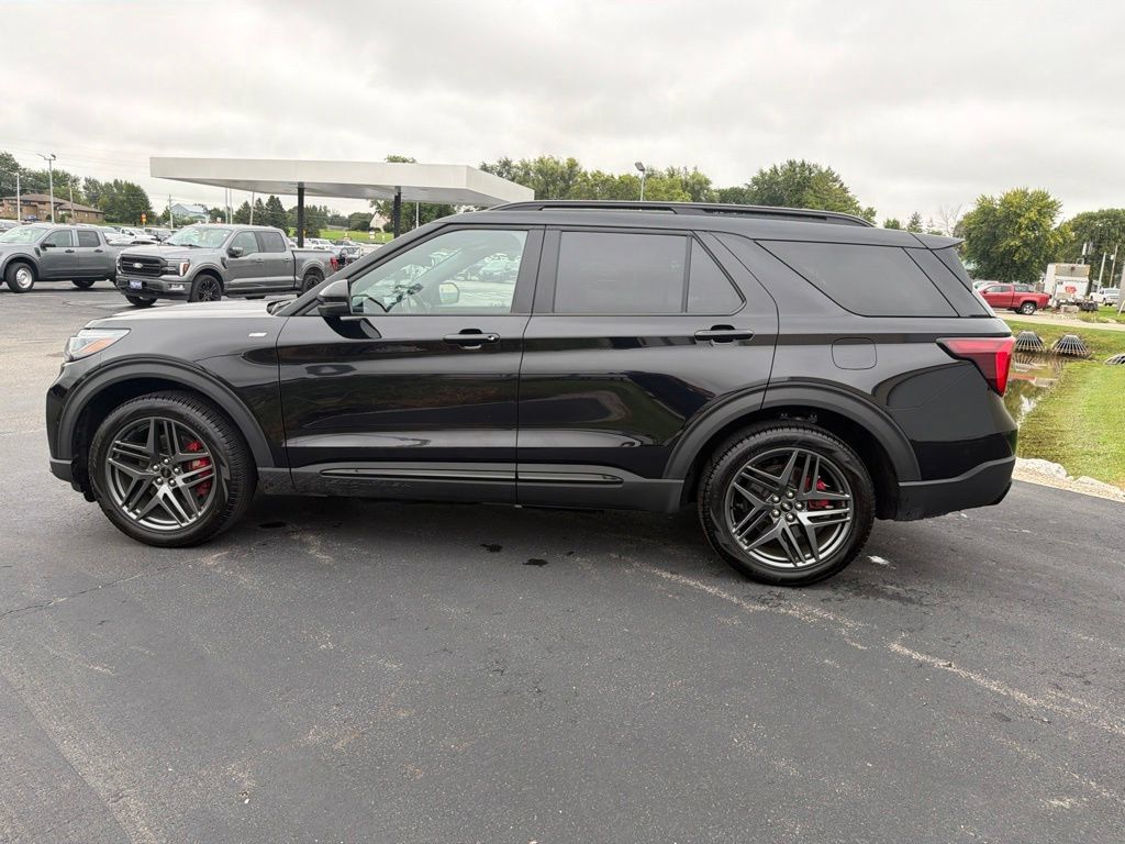 Used 2025 Ford Explorer ST-Line w/ ST-Line Street Pack AWD/4WD image 7