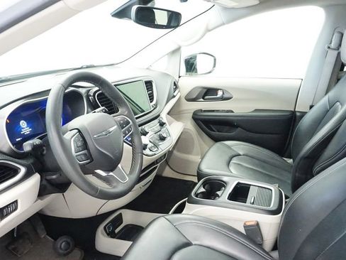 Used 2024 Chrysler Pacifica Select image 24