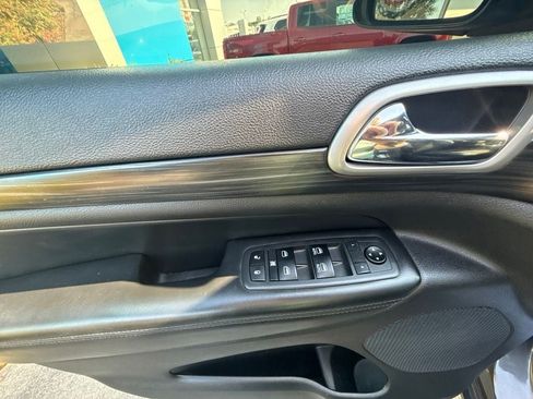 Used 2019 Jeep Grand Cherokee Altitude AWD/4WD image 18