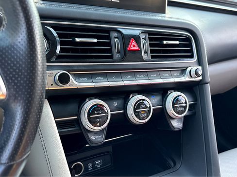 Used 2021 Genesis G70 2.0T image 8