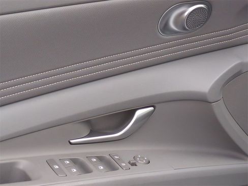 Certified 2025 Hyundai Elantra SEL image 11