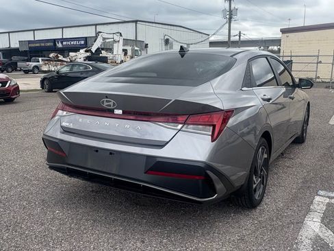 Used 2024 Hyundai Elantra SEL w/ Convenience Package image 3