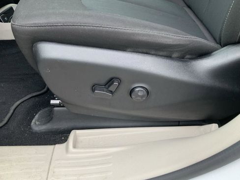 Used 2023 Chrysler Voyager LX image 25