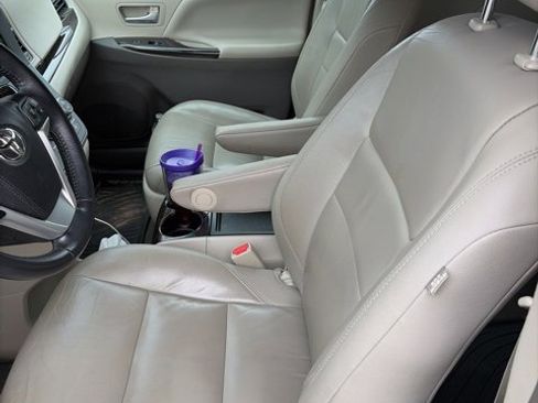 Used 2017 Toyota Sienna XLE w/ XLE Navigation Package image 2