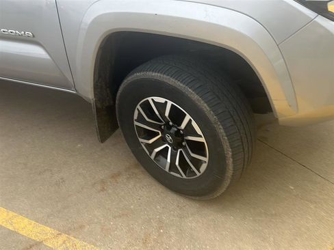 Used 2020 Toyota Tacoma TRD Sport w/ Technology Package image 5