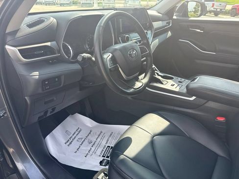 Used 2023 Toyota Highlander XLE AWD/4WD image 8