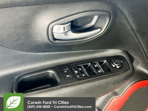 Used 2017 Jeep Renegade Trailhawk AWD/4WD image 12