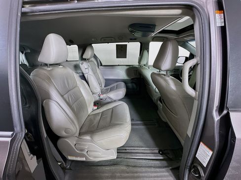 Used 2016 Toyota Sienna XLE w/ XLE Navigation Package FWD image 29