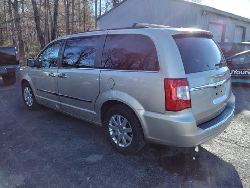 Used 2015 Chrysler Town & Country Touring w/ Driver Convenience Group FWD image 2