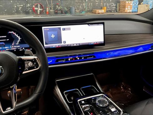 Used 2025 BMW 740i w/ Premium Package image 9