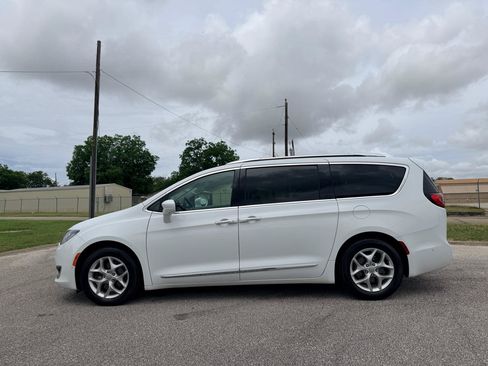 Used 2020 Chrysler Pacifica Touring-L w/ Tire & Wheel Group FWD image 6