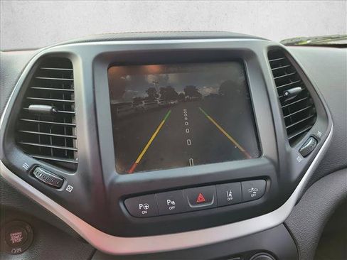 Used 2017 Jeep Cherokee Trailhawk AWD/4WD image 23