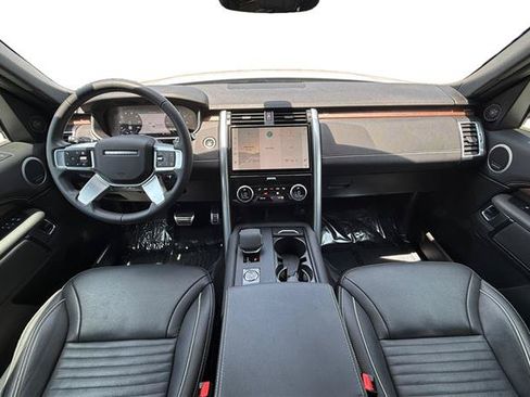 Used 2024 Land Rover Discovery Dynamic SE AWD/4WD image 12