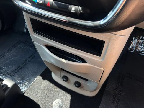 Used 2018 Dodge Grand Caravan SE w/ UConnect Hands-Free Group FWD image 32