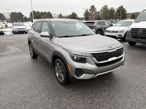Used 2021 Kia Seltos LX image 2