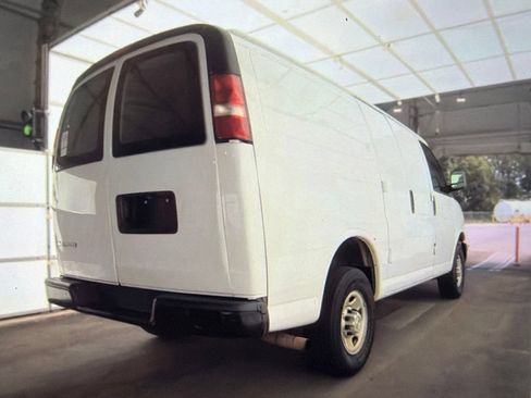 Used 2019 Chevrolet Express 2500 RWD image 4