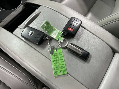 Used 2018 Toyota Highlander XLE AWD/4WD image 12