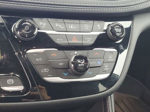 Used 2025 Chrysler Pacifica Limited FWD image 29