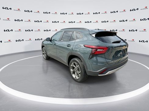 Used 2025 Chevrolet Trax LT FWD image 6