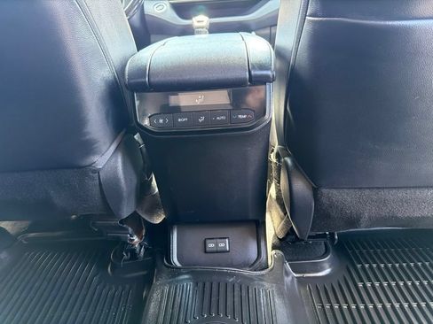 Used 2023 Toyota Highlander XLE AWD/4WD image 14