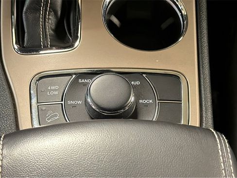 Used 2017 Jeep Grand Cherokee Limited image 24