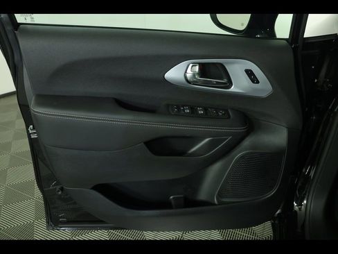 New 2026 Chrysler Pacifica Limited w/ S Appearance Package image 23