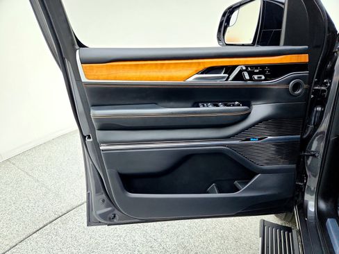 Used 2023 Jeep Grand Wagoneer Series III image 20