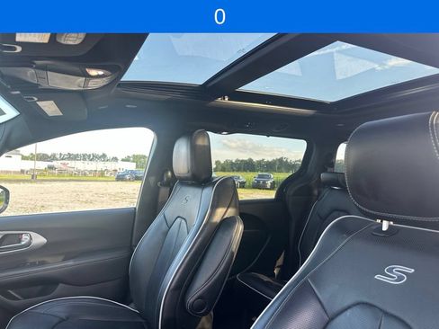 Used 2025 Chrysler Pacifica Limited FWD image 30