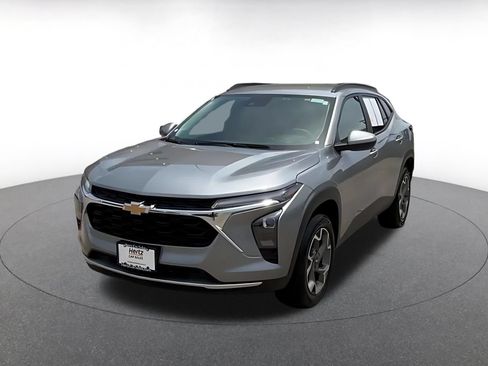 Used 2025 Chevrolet Trax LT FWD image 6