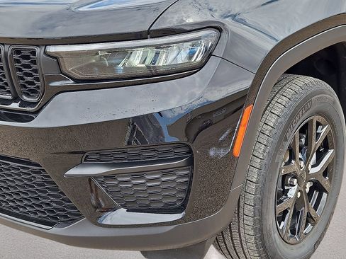 Used 2025 Jeep Grand Cherokee Altitude AWD/4WD image 9