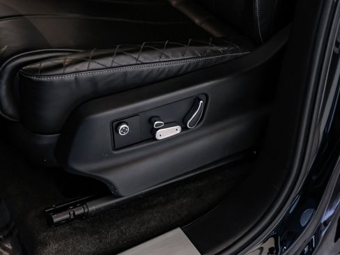 Used 2017 Bentley Bentayga image 36
