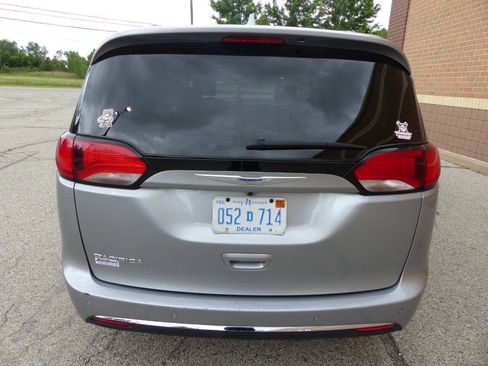 Used 2020 Chrysler Pacifica Touring-L w/ Tire & Wheel Group FWD image 7