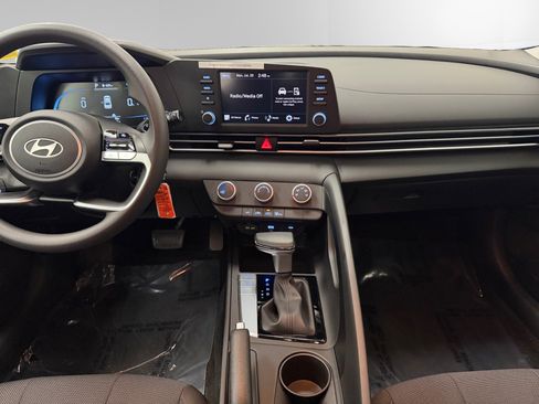 Used 2025 Hyundai Elantra SE FWD image 11